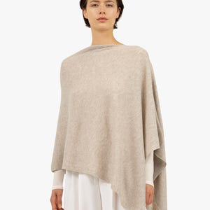 Kasjmierbeige natuurlijke handgemaakte poncho/cape One Size Fits All