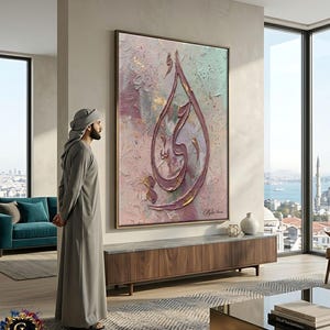 Peut inclure: Grande peinture abstraite encadrée avec calligraphie arabe dans des tons violets, roses et dorés. L'œuvre est accrochée dans un salon moderne avec vue sur un paysage urbain. Un homme en tenue traditionnelle se tient à proximité.