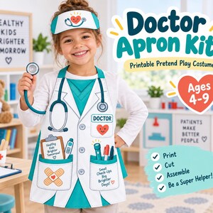 Puede incluir: Un delantal de doctor blanco y verde azulado para juegos de simulación, con gráficos impresos de estetoscopio, portapapeles, termómetro, linterna, bolígrafo y vendaje. El delantal incluye textos como Doctor, Healthy Kids Brighter Tomorrow y Small Check-Ups Big Brighter Days, junto con una diadema a juego.
