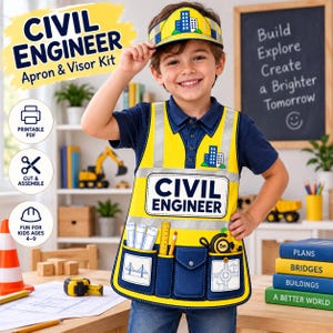 Pode incluir: Um kit de avental e viseira amarelo e azul-marinho para crianças, com o texto 'CIVIL ENGINEER' no avental e na viseira. O avental inclui gráficos impressos de plantas, uma régua, um lápis e uma fita métrica nos bolsos.