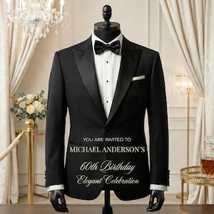 Può includere: Una giacca da smoking nera con camicia bianca, papillon e fazzoletto da taschino su un manichino. Il testo sulla giacca recita: "Sei invitato al 60° compleanno elegante di Michael Anderson."