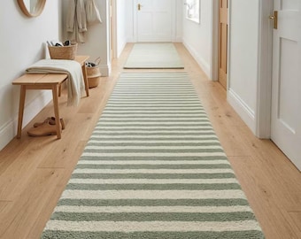 Salviagrön randig löparmatta – Handtuftad ullmatta i skandinavisk minimalistisk hall, heminredning