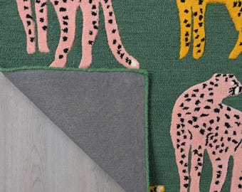 Smaragdgrön leopardmatta i ull, handtuftad iögonfallande dekor, modern djungeldekor