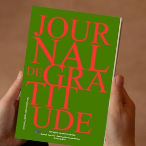 May include: A green journal with the words "JOURNAL DE GRATITUDE" in large red letters. The journal is held by two hands. Additional text at the bottom reads "PDF digital - Aucun envoi physique" and "Recharge Your Glow - Reset mental & énergie féminine".