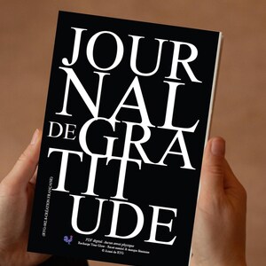 May include: A black journal titled "JOURNAL DE GRATITUDE" in large white letters. The journal is held in two hands. Additional text at the bottom reads "PDF digital. Recharge Your Glow - Reset mental & énergie féminine".