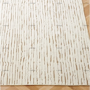 Peut inclure: Tapis crème avec un motif à rayures verticales texturées. Le tapis présente une palette de couleurs neutres, avec des tons blanc cassé et beige. Le design présente des lignes irrégulières et brisées, créant une esthétique moderne et minimaliste.