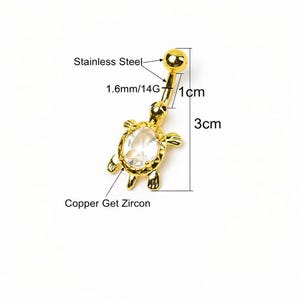 Könnte beinhalten: Goldfarbener Bauchnabelring mit Schildkröten-Design. Der Ring besteht aus Edelstahl und Kupfer mit einem klaren Zirkonstein. Die Schildkröte ist 3 cm lang und 1 cm breit.