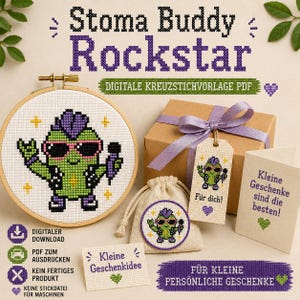 Könnte beinhalten: Ein Kreuzstichmuster mit dem Titel Stoma Buddy Rockstar, das eine grüne Figur mit violettem Irokesenschnitt, Sonnenbrille und Mikrofon zeigt. Das Set enthält einen Holzrahmen, eine Geschenkbox mit violettem Band, einen Beutel und eine Karte.