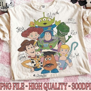 Puede incluir: Una camiseta de color crema con un estampado gr&aacute;fico de personajes de Toy Story, incluyendo a Woody, Buzz Lightyear, Jessie, Rex, Bo Peep, Mr. Potato Head y un alien&iacute;gena. Los nombres de cada personaje est&aacute;n escritos en una fuente manuscrita.