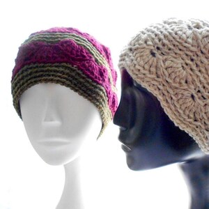 Könnte beinhalten: Zwei gehäkelte Mützen, eine in einem burgunderroten und grünen Streifenmuster und die andere in beige mit einem Blumenmuster.