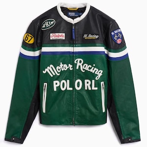 Puede incluir: Chaqueta de carreras de cuero negro, verde y blanco con el texto "Motor Racing POLO RL". La chaqueta tiene varios parches, incluyendo "67" y "RL Racing Motorsports". Tiene una cremallera frontal y detalles blancos.