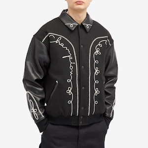 Pode incluir: Uma placa de madeira artesanal com o texto "Welcome to our home" em estilo manuscrito. A placa é pintada de branco com letras pretas e um acabamento envelhecido, adequada para uso interno ou externo.