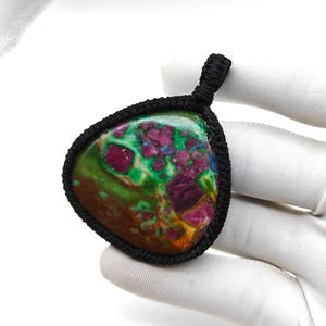 Ciondolo in macramè con cabochon di rubino e zoisite, realizzato a mano con filo.