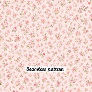 Pode incluir: Um padrão sem costuras com um fundo rosa claro e pequenos grupos repetitivos de rosas cor-de-rosa e folhas verdes. O texto "Seamless pattern" está impresso a preto na parte inferior central da imagem sobre o design floral.