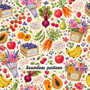 Pode incluir: Um padrão contínuo com ilustrações de caixas de mercado cheias de mirtilos, cestas de vime com flores frescas, cenouras, beterrabas, bananas, papaias, maçãs, cerejas e morangos com etiquetas Farm Market, Summer Joy, Sweet e Fresh Picked.