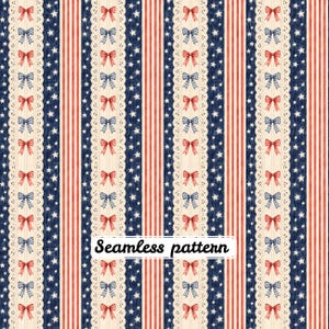 Puede incluir: Un patrón continuo con rayas verticales rojas y blancas, bandas azul oscuro con estrellas blancas y bordes de encaje crema decorados con lazos a cuadros rojos y azules. El texto Seamless pattern aparece en color negro.