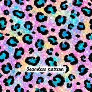 Könnte beinhalten: Ein nahtloses Muster mit einem lebendigen Leopardenmuster mit schwarzen Umrandungen und leuchtend blauen Zentren. Der Hintergrund ist ein mehrfarbiger Verlauf aus Pink, Lila und Gelb mit einem glitzernden Effekt. Der Text Seamless pattern ist sichtbar.