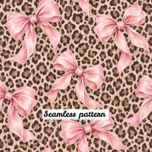 Pode incluir: Um padrão sem costuras com um design repetitivo de laços cor-de-rosa suave sobre um fundo com estampado de leopardo bege e castanho. Uma etiqueta retangular branca com o texto preto Seamless pattern está centrada sobre o design.