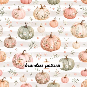 Può includere: Un motivo continuo con zucche ad acquerello nei toni del rosa, verde salvia e crema, decorate con piccole composizioni floreali e foglie. Il design include minuscoli cuori rosa e puntini su uno sfondo a strisce orizzontali bianche.