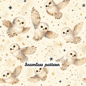 Può includere: Un motivo continuo con illustrazioni ad acquerello di gufi bianchi in volo su uno sfondo color crema. Il design include stelle blu scuro e dorate, lune crescenti e costellazioni sparse. Il testo Seamless pattern è visibile.
