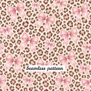 Puede incluir: Un patrón sin costuras que presenta un fondo de estampado de leopardo repetitivo en tonos beige y marrón, superpuesto con numerosos lazos de color rosa claro de varios tamaños. Una etiqueta rectangular blanca con el texto Seamless pattern está centrada.