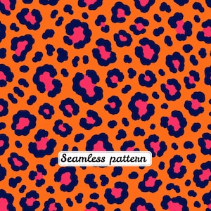 Pode incluir: Um padrão sem costuras com um fundo laranja vibrante coberto por manchas de leopardo repetitivas. Cada mancha consiste num centro rosa brilhante rodeado por um contorno azul-marinho escuro. Uma etiqueta retangular branca com o texto Seamless pattern está centrada.