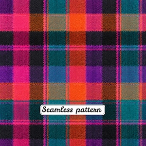 Pode incluir: Um design têxtil xadrez vibrante com uma grade repetitiva de linhas que se cruzam em rosa brilhante, roxo profundo, azul-petróleo, laranja e preto. A superfície do tecido exibe uma textura tecida. Uma etiqueta branca diz Seamless pattern.