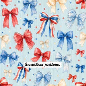 Puede incluir: Un patrón continuo con ilustraciones en acuarela de varios lazos en colores rojo, blanco y azul, intercalados con pequeñas estrellas sobre un fondo de rayas azul claro. El texto Seamless pattern está impreso en negro en el centro.