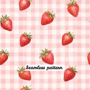 Pode incluir: Um padrão repetitivo com morangos vermelhos em estilo aguarela com folhas verdes sobre um fundo de xadrez vichy rosa claro e branco. O texto "Seamless pattern" está impresso a preto na parte inferior central da imagem.
