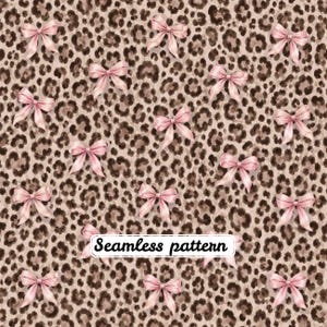 Pode incluir: Um padrão sem costuras com um fundo de estampa de leopardo repetitivo em tons de castanho, bege e preto, sobreposto com numerosos pequenos laços cor-de-rosa claro. Uma etiqueta retangular branca com o texto Seamless pattern está centrada.