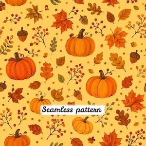 Op de afbeelding: Een naadloos patroon met oranje pompoenen, bruine eikels, rode bessen en diverse herfstbladeren op een gele achtergrond. De tekst "Seamless pattern" is in het zwart in het midden van het ontwerp gedrukt.