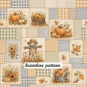 Op de afbeelding: Een patchwork stofontwerp met een herhalend patroon van herfstthema-illustraties, waaronder pompoenen, een houten kar, een vogelverschrikker, zonnebloemen en herfstbladeren, afgewisseld met blauwe, beige en groene ruitjes en stippenpatronen.