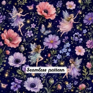 Pode incluir: Um padrão sem costuras com fadas aladas em vestidos fluidos entre grandes flores cor-de-rosa e roxas, borboletas e pirilampos brilhantes num fundo azul-marinho. O texto Seamless pattern está impresso numa caixa branca.