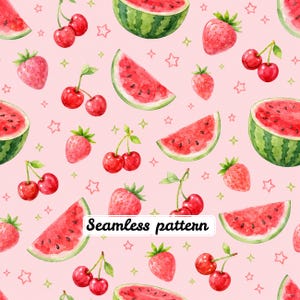 Könnte beinhalten: Ein nahtloses Muster auf hellrosa Hintergrund mit Aquarellillustrationen von roten Erdbeeren, leuchtend roten Kirschen mit grünen Stielen und Wassermelonenscheiben mit schwarzen Kernen, durchsetzt mit kleinen umrandeten Sternen.
