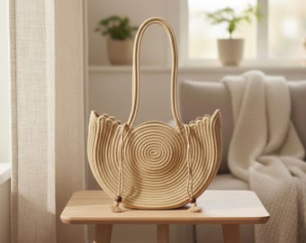 Bolso de mano beige con efecto paja de cisne: lujoso bolso de hombro neutro con elegante diseño forrado.