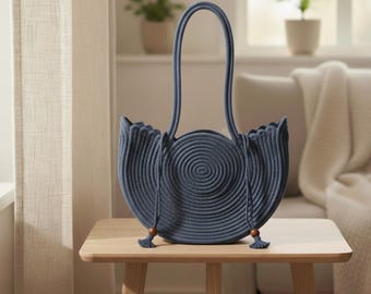 Bolso de mano estilo cuerda de paja con diseño de cisne azul marino: un elegante bolso de hombro forrado para looks veraniegos chic.