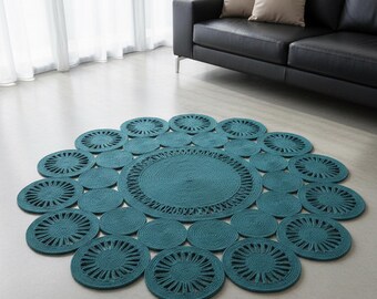 Alfombra redonda de yute tejida a mano con diseño floral de margaritas y detalles de fibra natural.