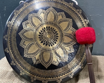 Gong artigianale tibetano con incisione del Fiore della Vita – Gong sacro per la meditazione e la guarigione sonora con martelletto