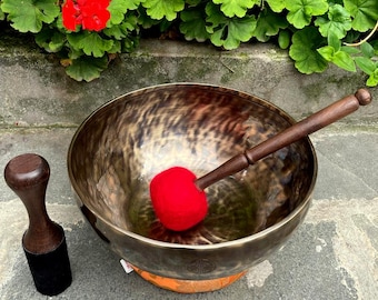"Handgemachte ""Vollmond"" Tibetische Klangschale - 7 Metalle Chakra Balancing Meditationsschale mit Holzhammer & Kissen."