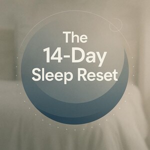 Puede incluir: Un gráfico circular con un diseño degradado azul y gris, con el texto blanco "The 14-Day Sleep Reset". El fondo es de un color suave y neutro, posiblemente una cama o ropa de cama.