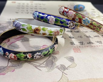 Brazalete ovalado de cloisonné chino vintage de los años 70: brazalete de esmalte floral con camelia, joyería china retro única y colorida, brazalete floral