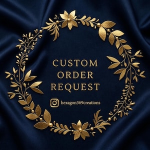 Może przedstawiać: Granatowe tło ze złotym wzorem wieńca kwiatowego. Tekst "CUSTOM ORDER REQUEST" jest wyśrodkowany, z nazwą użytkownika Instagram "hexagon369creations" poniżej. Projekt jest elegancki i dekoracyjny.