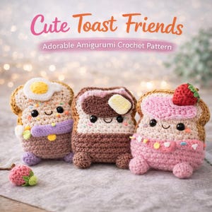 Op de afbeelding: Drie schattige gehaakte toastkarakters met lachende gezichten. Eén heeft een gebakken ei, een ander boter en de derde een aardbei. De tekst "Cute Toast Friends" en "Adorable Amigurumi Crochet Pattern" staat boven de karakters.