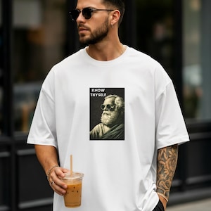 Maglietta "Conosci te stesso", Maglietta con citazione di Socrate, Maglietta con filosofia stoica, Maglietta con grafica di statua estetica, Maglietta con arte vintage, Regalo per la consapevolezza di sé