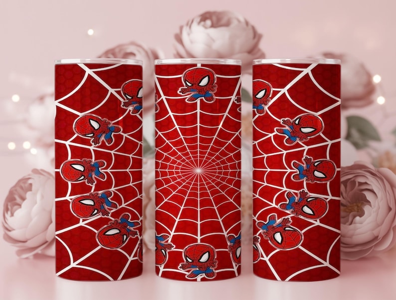 Może przedstawiać: Zestaw trzech czerwonych kubk&oacute;w z białym wzorem pajęczyny i grafiką Spider-Mana z kresk&oacute;wek. Kubki mają cylindryczny kształt i są ozdobione emblematem superbohatera.