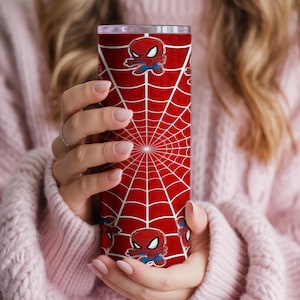 Może przedstawiać: Czerwony kubek z białym wzorem pajęczyny i ilustracjami Spider-Mana. Cylindryczny kubek jest prawdopodobnie ze stali nierdzewnej. Wz&oacute;r powtarza się wok&oacute;ł całego kubka.