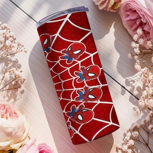 Może przedstawiać: Czerwono-biały kubek z motywem Spider-Mana. Kubek ma czerwone tło z białym wzorem pajęczyny i kresk&oacute;wkowymi obrazami Spider-Mana. Cylindryczny kubek ma srebrną pokrywkę.
