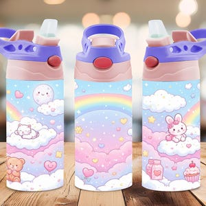 Könnte beinhalten: Drei Trinkflaschen mit einem pastellfarbenen Himmel-Druck mit Regenbögen, Wolken, Sternen und Herzen. Die Flaschen haben einen violetten Griff, einen rosa Deckel und einen transparenten Ausguss. Der Druck zeigt eine Katze, einen Bären, einen Hasen.