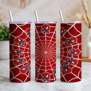 Może przedstawiać: Trzy czerwone kubki termiczne z białymi pajęczynami i grafiką Spider-Mana. Każdy kubek ma białą słomkę. Projekt przedstawia powtarzający się wz&oacute;r superbohatera i centralny wz&oacute;r pajęczyny.