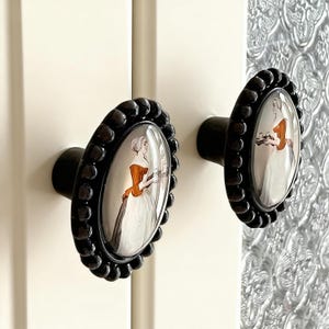 Knopp för serveringsbricka i fransk lantlig vintagestil med garderobsdörr